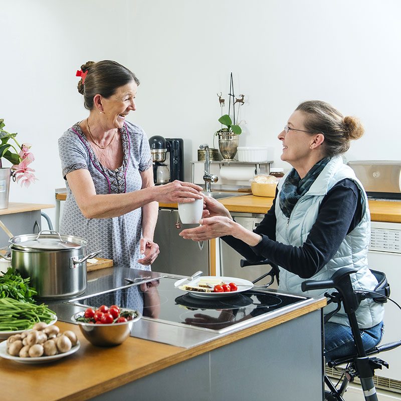 Alltagshilfe beim Kochen von behinderter Person in Düsseldorf